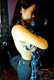 kyakkyawa sexy kirji gashin tsuntsu tattoo hoto