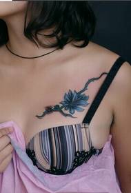 bella ragazza petto bellissimo fiore vite foto tatuaggio immagine