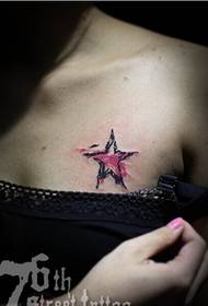 bella immagine di un tatuaggio a stella a cinque punte sul petto