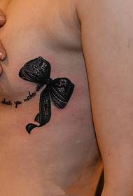 sexy tatuaggio con fiocco sul petto Immagine