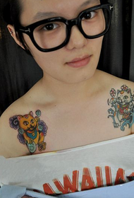 linda chica clavícula personalidad gato de la suerte tatuaje