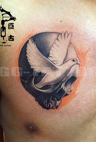 tatouage crâne pigeon poitrine