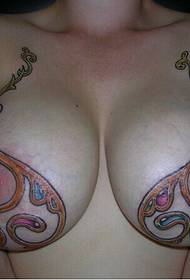 seksi ljepota na prsima alternativni grudnjak uzorak tetovaža slika