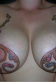 foto alternativa del tatuaggio del modello del reggiseno del petto di bellezza sexy