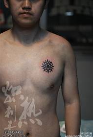 Čerstvý Brahma tetovací vzor na hrudi