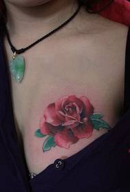 сексуальний татуювання троянди кольору грудей