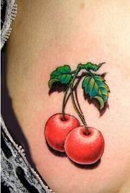 immagine sexy del modello del tatuaggio della ciliegia rossa del petto della ragazza