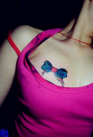 Foto de tatuaje de mariposa del hermoso cofre pequeño 54578-Tatuaje de tatuaje en el cofre de la novia encantadora