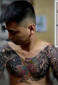 panlalaki na half-breasted tattoo ng kalalakihan