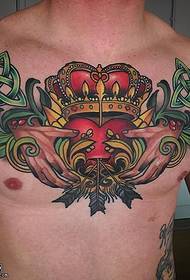 하트 문신 패턴으로 가슴의 왕관