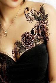 mudellu di tatuaggi di fiori pavimentati cun bello pettu