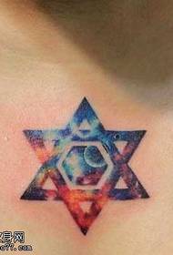 padrão de tatuagem de estrela de seis pontas multicolorido no peito