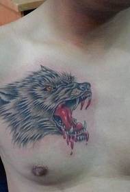 homem dominador pingando sangue cabeça de lobo tatuagem