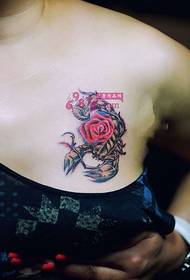 uzuri kifua kutawala scorpion rose picha ya tattoo