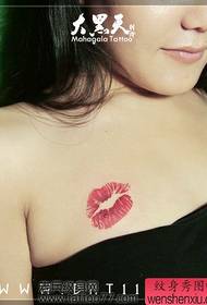 美女胸部好看的唇印纹身图案