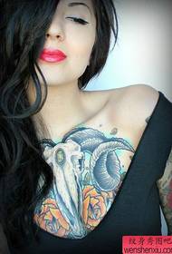 model de tatuaj de culoare piept femeie