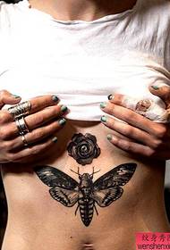 ett populärt tatueringsmönster för fjärilar under det vackra bröstet