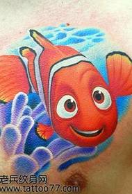 un bellissimo modello di tatuaggio di pesce pagliaccio sul petto