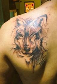 Wolf-holle tatoetmeisje sketst op it skouder fan 'e wolfkop tatoeërafbylding