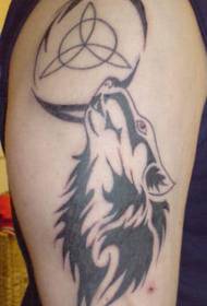 Schulter schwarzer Wolf Totem Tattoo Bild