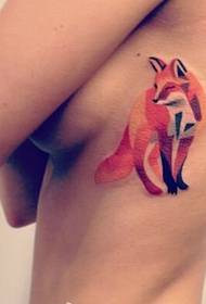 belle vue de côté d'une belle image de tatouage de renard de style