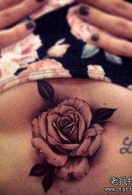 ženska tatoo z zvezdnatimi vrtnicami