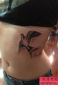 ragazze torace un piccolo modello di tatuaggio rondine