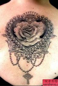 tatuaggi con croce rosa sul petto