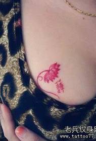 belle poitrine belle couleur motif de tatouage lotus