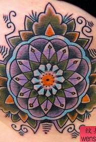 schoonheidskist onder het populaire old school bloem tattoo-patroon