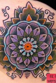 scrigno di bellezza sotto il popolare modello di tatuaggio floreale vecchia scuola