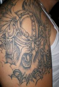 ŝultra vikinga militisto tatuaje