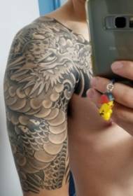Skraidančio drakono tatuiruotės figūra berniukų pečių juoda pilka Flying Dragon tatuiruotės paveikslėlis