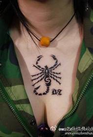 skorpió tetoválás minta: mellkasi totem skorpió tetoválás minta