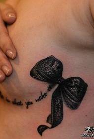 A tetováló show-kép egy női mellkas íjjal ellátott tetoválásmintát ajánlott