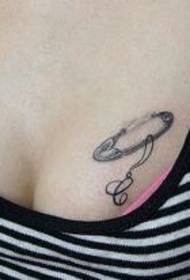 Borsttattoo patroon: borst gescheurde lederen pin tattoo patroon