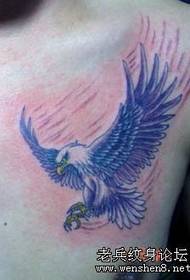 візерунок татуювання на грудях: класичний візерунок татуювання орел на грудях