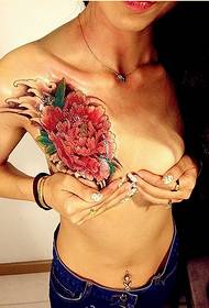 セクシーな女性の胸の美しい色の牡丹タトゥーパターン画像