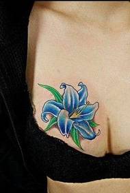 modeli i tatuazheve në gjoks: modeli i tatuazhit të zambakut me lule ngjyre gjoksi