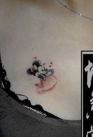 mtsikana pachifuwa wokongola Mickey Mouse tattoo dongosolo