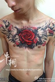 una bellissima rosa sul petto Motivo floreale a forma di tatuaggio