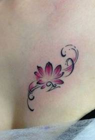 Meedchen Brust Lotus Rebe Tattoo Muster