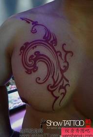 Krūškurvja skaists krāsu totēma tetovējums