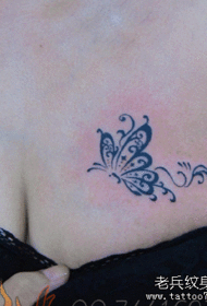 美女胸部漂亮的图腾蝴蝶纹身图案