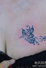petto di bellezza bellissimo modello di tatuaggio farfalla totem