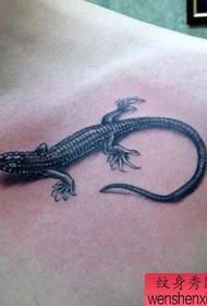 mellkas fekete-fehér gyík tetoválás minta