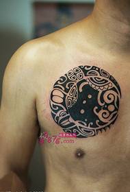 Polinēzijas totēma krūšu tetovējuma attēls