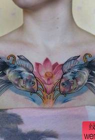 女人胸部彩色双鱼纹身图案