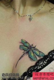 grožio krūtinės gražus laumžirgis tatuiruotės modelis