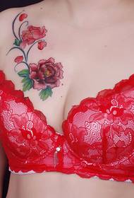 dada perempuan seksi hanya gambar pola tato peony yang indah